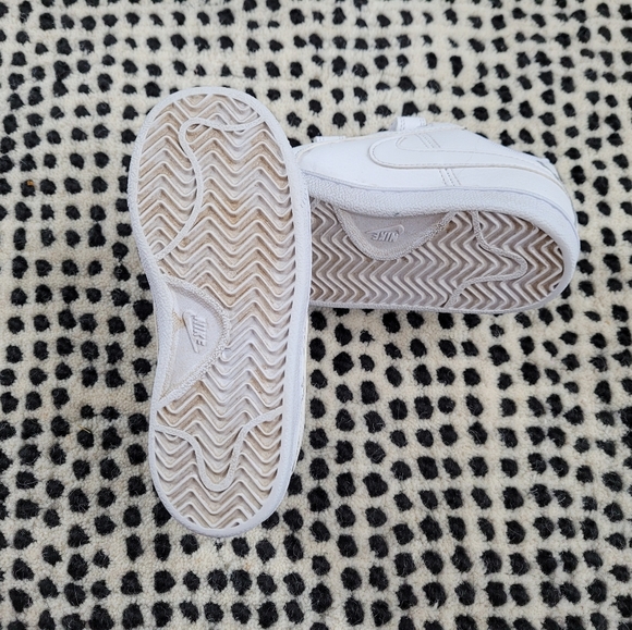 Nike white leather sneakers - size 10 - Picture 3 of 4